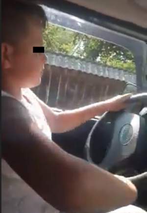 FOTO / Inconștiență dusă la extrem! Un copil de 12 ani este singur la volan, în timp ce este încurajat să conducă