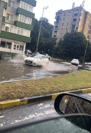 Vremea rea a făcut prăpăd în mai multe zone ale României. Capitala, blocată din cauza inundaţiilor și a copacilor căzuți / FOTO