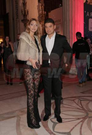 FOTO / El - în costum elegant, ea - cu posteriorul pe afară! Laura Dincă şi Cristian Boureanu, apariţie surprinzătoare