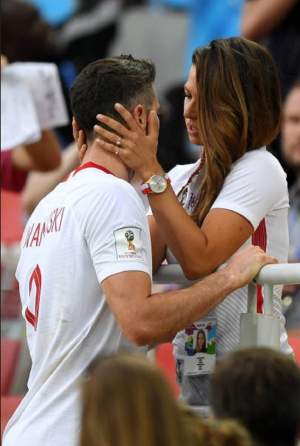FOTO / Polonia a debutat cu o înfrângere la Campionatul Mondial, iar Robert Lewandowski a fost consolat de soţie! Sărut pasional cu superba Anna