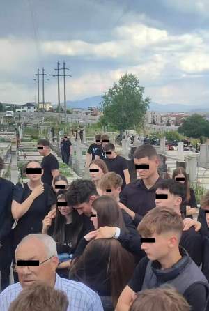 Imagini dureroase de la înmormântarea lui Erik, adolescentul de 16 ani, mort în Bistrița. Familia băiatului, sfâșiată de suferință: ”Hai acasă, copile” / FOTO