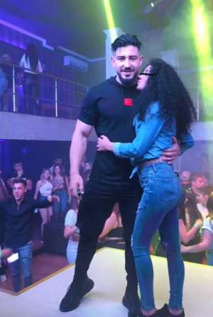 Bogdan Mocanu, ipostaze incendiare cu o brunetă, într-un club! Dovada care arată că nu mai formează o relație / FOTO