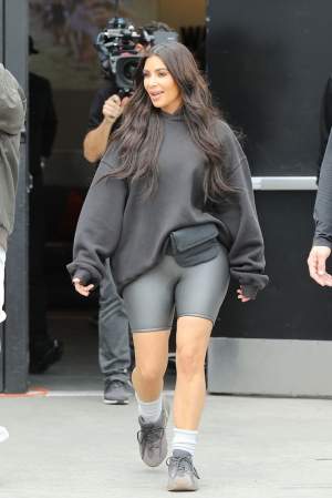 FOTO / Kim Kardashian, apariție bizară pe străzile din Los Angeles. "Soțul meu mi-a ales hainele"