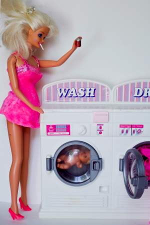 Cele mai ciudate fotografii cu Barbie! Ipostaze în care nu te aşteptai să vezi nişte păpuşi!/FOTO