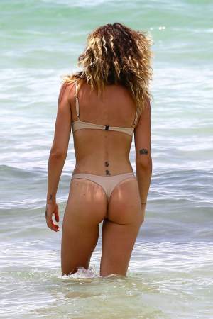 FOTO / Miss Italia a cam dat greș la plajă! Ce s-a văzut în zona intimă a divei