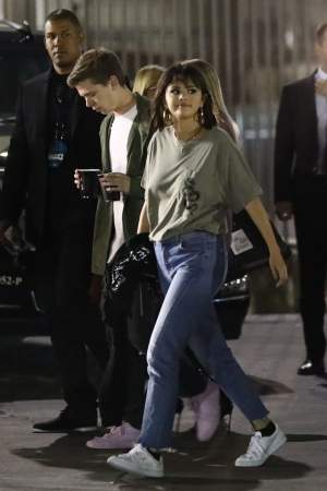 FOTO / Se formează un nou cuplu în showbizul internațional? Selena Gomez, în ipostaze tandre cu un băiat misterios