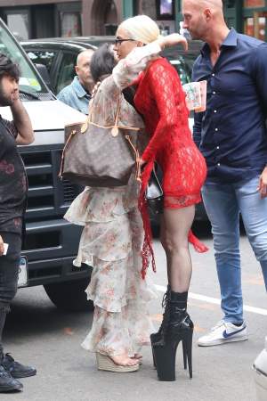 FOTO / Lady Gaga, apariţie dezastruoasă! A defilat cu chiloţii la vedere, la cel mai recent eveniment
