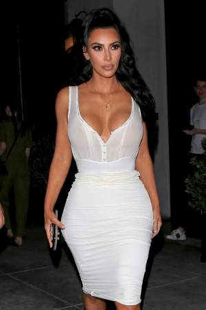 FOTO / Kim Kardashian și-a etalat sânii într-un decolteu amețitor! Starleta a uimit din nou pe toată lumea