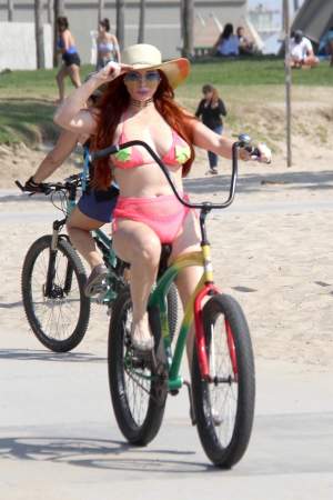 FOTO / "Călare" pe bicicletă, cu celulita la vedere! Phoebe Price, apariție neinspirată pe stradă