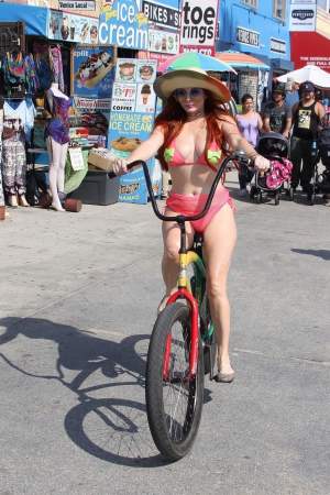 FOTO / "Călare" pe bicicletă, cu celulita la vedere! Phoebe Price, apariție neinspirată pe stradă