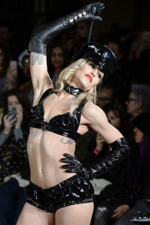 FOTO / Ai purta așa ceva? Hainele transparente, fără lenjerie intimă, în vogă la Săptămâna Modei din Londra