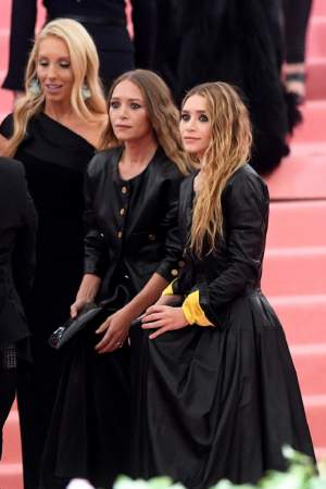 Așa arată în prezent gemenele Olsen, actrițele care au marcat copilăria multor generații. Au atras atenția tuturor la Met Gala. FOTO