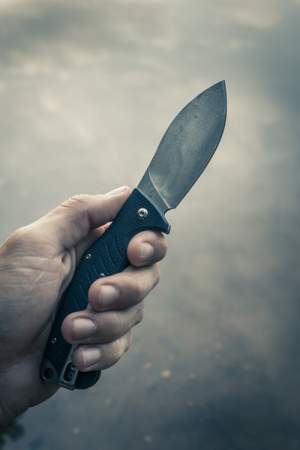 Bărbat din Maramureș, găsit mort cu două cuțite înfipte în piept. Criminalul a fost reținut