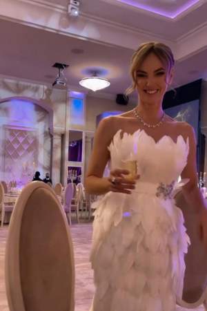 Ce rochie spectaculoasă a îmbrăcat Roxana Ionescu astăzi la petrecerea de nuntă. Vedeta a atras toate privirile