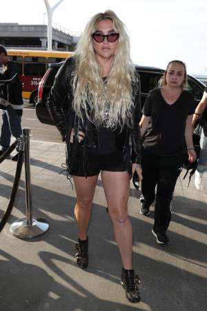 FOTO / Kesha a șocat din nou! Pantalonii mult prea decupați au scos la iveală faptul că nu poartă lenjerie