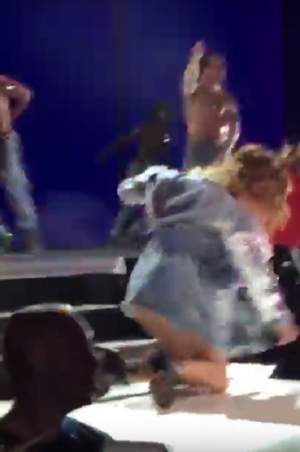 VIDEO / Uuups, eroare! Selena Gomez, protagonista unui moment jenant! A căzut pe scenă, în faţa a mii de persoane