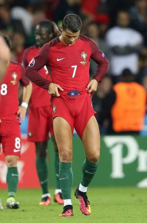 FOTO / Cristiano Ronaldo a arătat la Euro 2016 TOT ce ascunde în pantaloni! Ce ziceţi, e "dotat"?
