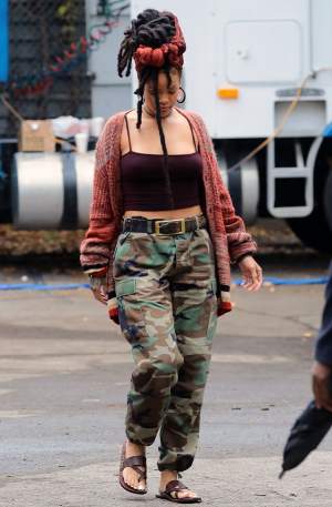 FOTO/ Rihanna, de nerecunoscut! Cântăreaţa poartă dreduri şi ţinute military