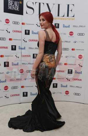 FOTO / Elena Gheorghe, apariţie sexy la un eveniment. A renunţat la ţinutele de prinţesă şi a venit fără chiloţi