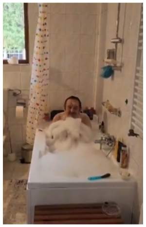 Fostul prefect al Gorjului, baie cu spumă pe internet. Imagini neașteptate cu Dan Ilie Morega, aflat în arest la domiciliu