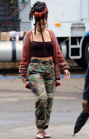 FOTO/ Rihanna, de nerecunoscut! Cântăreaţa poartă dreduri şi ţinute military