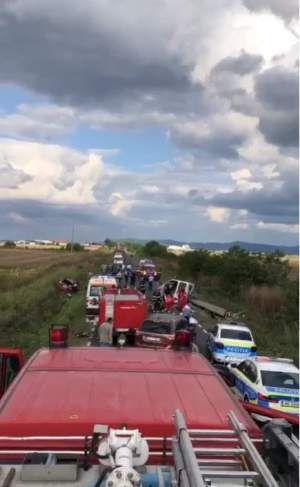 O persoană a murit și șapte oameni au fost răniți, în urma unui accident rutier cumplit în Arad. O camionetă și o mașină s-au ciocnit / FOTO