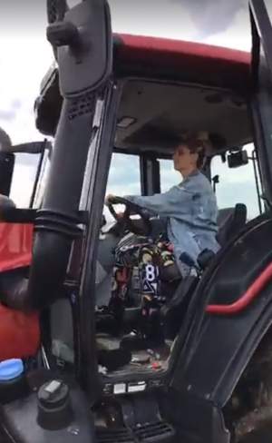VIDEO / Tractorista zilei! Andreea Bănică a urcat în vehicul şi ... surpriză! Cum s-a filmat artista