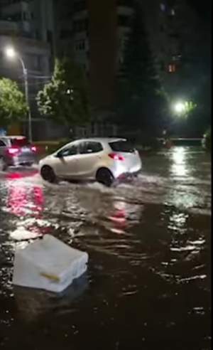 Sute de apeluri la 112, străzi inundate și copaci prăbușiți la pământ, în Cluj-Napoca. Mai mulți localnici au ajuns la spital / FOTO