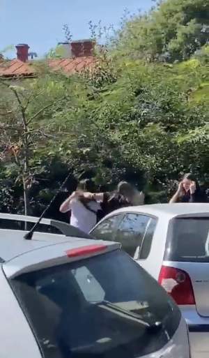 Scandal în prima zi de școală! Două eleve de la un liceu din Botoșani s-au bătut pe stradă / FOTO