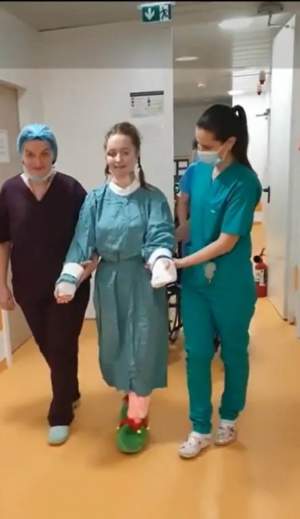 Primele imagini cu Alexia, adolescenta de 15 ani care a fost implicată în accidentul din Pașcani, după ce medicii i-au replantat brațele. Tânăra a fost operată 20 de ore