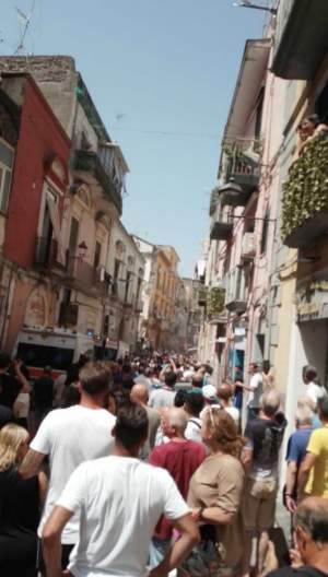 Panică în Italia, în apropiere de Napoli! Un bloc s-a prăbușit. Autoritățile au intervenit să îi scoată pe oameni de sub dărâmături / FOTO