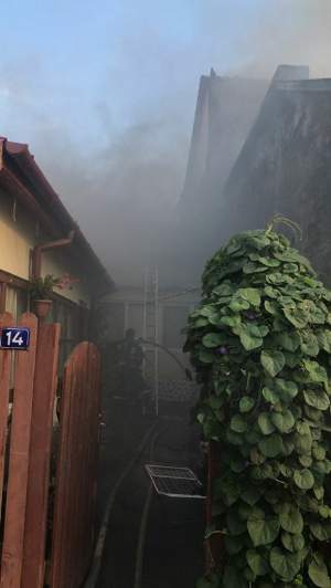 FOTO / Incendiu puternic în București! Focul a făcut scrum două case. Pompierii au intervenit de urgență