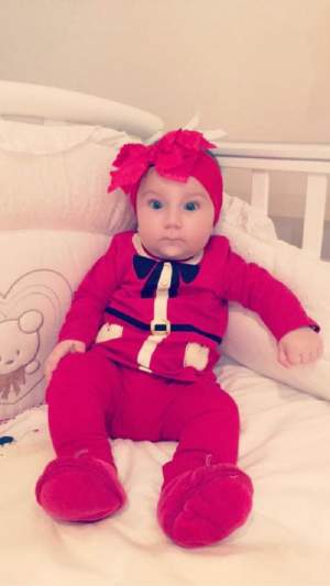 FOTO / Ce curioasă este fiica Andreei Tonciu: "Scufiţa roşie vă pupă!"