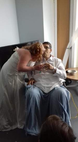 FOTO / Doi tineri s-au căsătorit în spital, În aceeași noapte în care mirele a murit de cancer