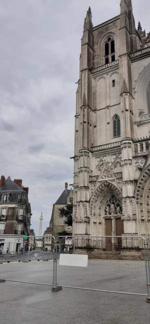 Un refugiat a ucis un preot catolic, în Franța. Bărbatul a incendiat și Catedrala din Nantes în anul 2020