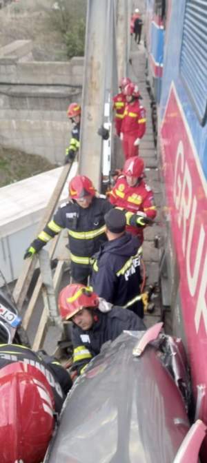 Accident cumplit, pe un pod feroviar din județul Constanţa! O maşină condusă de un șofer de 35 de ani a fost strivită de un tren / FOTO