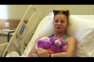 Uite primele imagini cu Lora pe patul de spital! / VIDEO