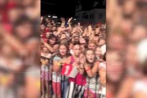 Andra a fost întreruptă în timpul unui concert de cel mai înfocat fan al său! Uite cum a reacţionat! /VIDEO