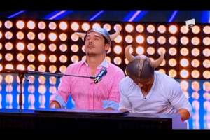 Răzvan şi Dani s-au întrecut în... mâini! Au impresionat juriul emisiunii "X Factor"/ VIDEO