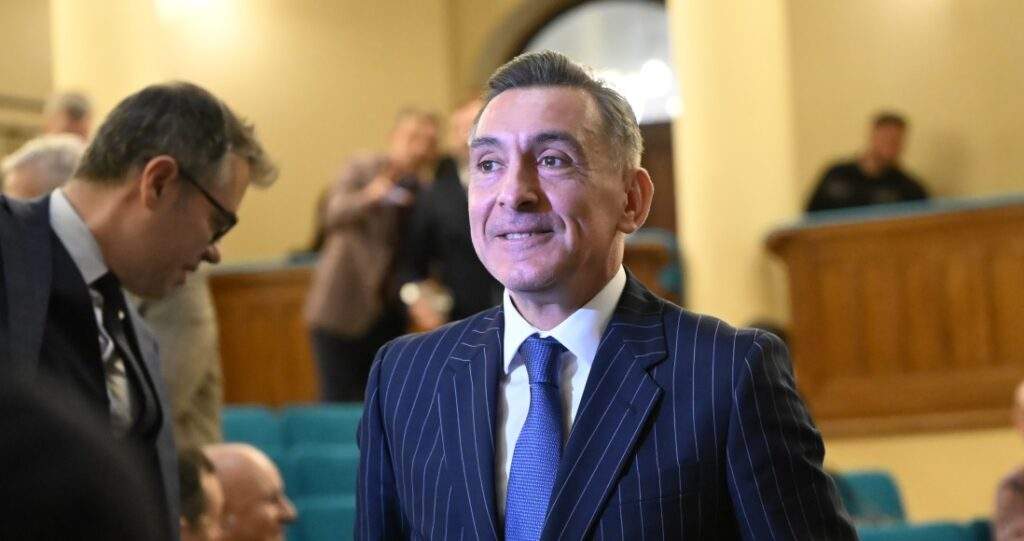 Momentul &icirc;n care Ilie Dumitrescu a fost atacat cu un pistol şi cu un cuţit, &icirc;n Centrul Vechi din Bucureşti