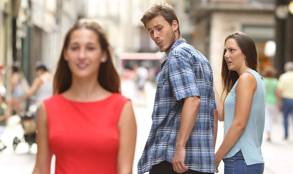 O vedetă uriașă a recreat cel mai cunoscut meme din online! Cum a reacționat iubita?
