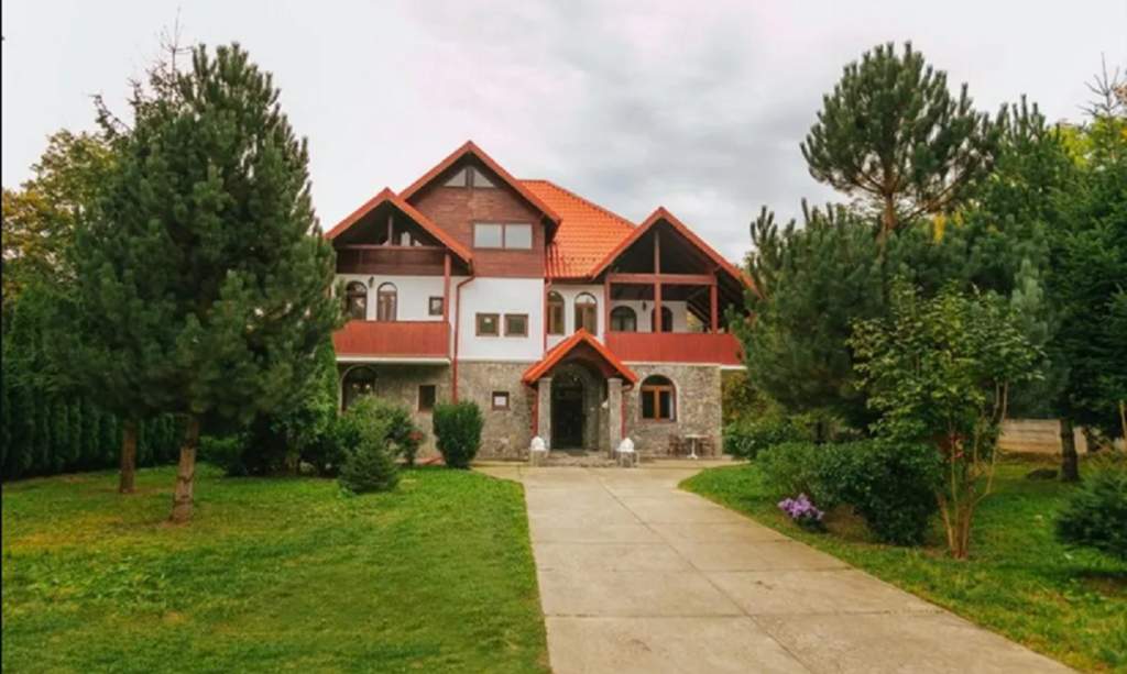 Rom&acirc;nul celebru și-a scos conacul la v&acirc;nzare! C&acirc;t cere pentru vila din Sinaia cu 6 camere și 7 băi