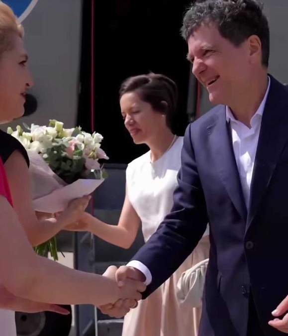 &laquo;Am decis &icirc;mpreună cu Mirabela să..." Mesajul venit acum. Mii de reactii INSTANT