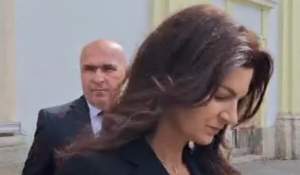 Partenera lui Ilie Bolojan a întors toate privirile! A apărut îmbrăcată aşa la un priveghi, toţi s-au uitat la Ioana. Foto
