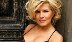 Elena Udrea, ţinută wow la revenirea pe scena politică! A întors toate privirile cu decolteul, iubitul mândru i-a fost alături