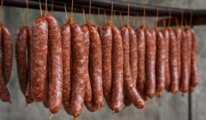 Cât timp trebuie să stea cârnații la zvântat. Intervalul recomandat ca să nu mucegăiască