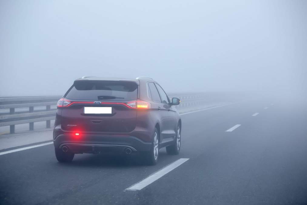 Cum conduci în siguranţă pe ceaţă. Reglaje esenţiale la maşină şi sfaturi utile pentru şoferi