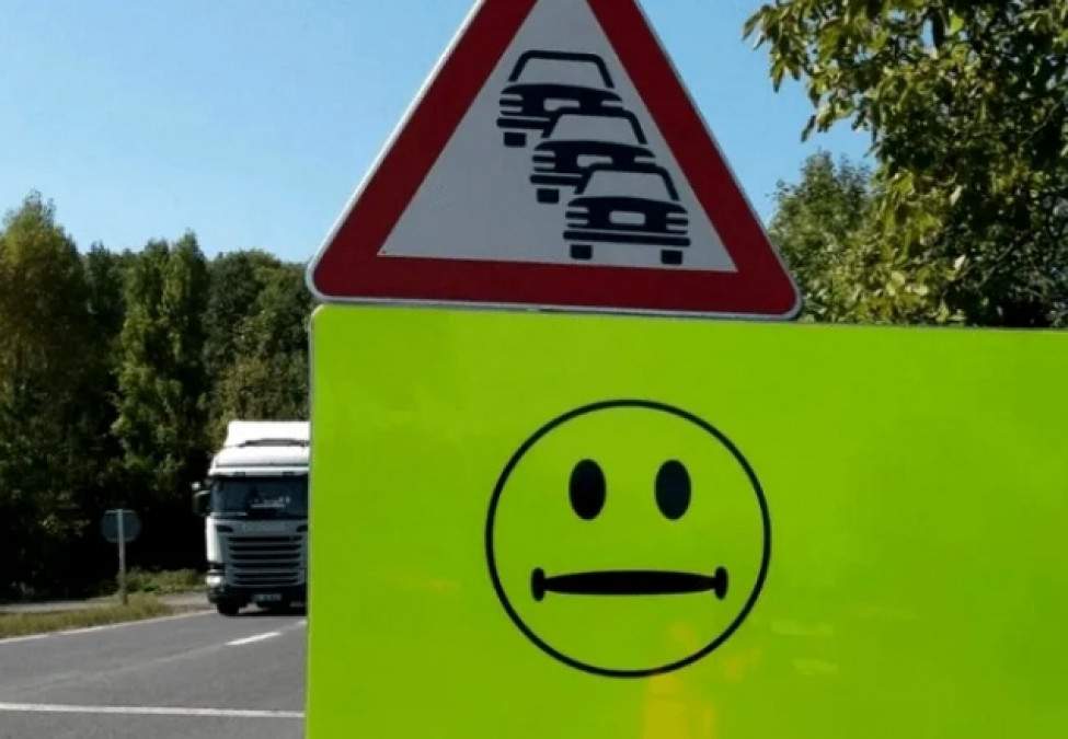 Indicatorul rutier pe care şoferii îl ignoră mereu. Ce trebuie să faci când îl vezi?