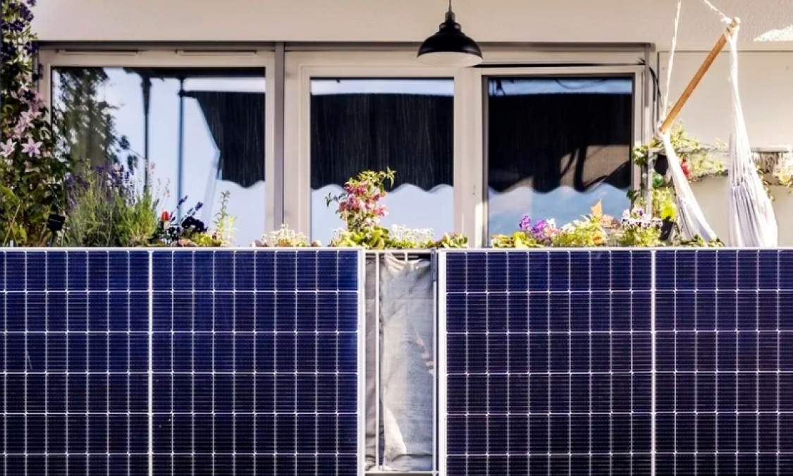 Ai voie să pui panouri fotovoltaice pe balcon: cât costă şi ce economii faci la facturi