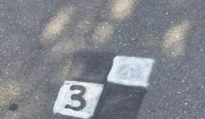 Semnul ciudat care a apărut la metroul din Bucureşti. Ce înseamnă pătratele negre şi albe puse unul lângă altul